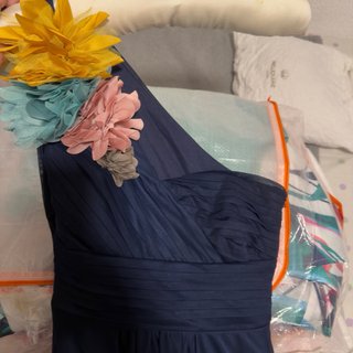 Vestido de fiesta azul con flores