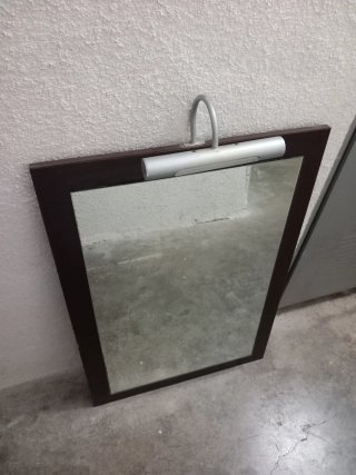 Espejo con luz de madera y metal