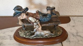 Figura niño con perro en banco