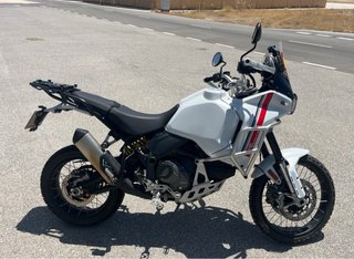 Ducati Desert X 2022 Blanca y Roja