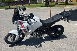 Ducati Desert X 2022 Blanca y Roja