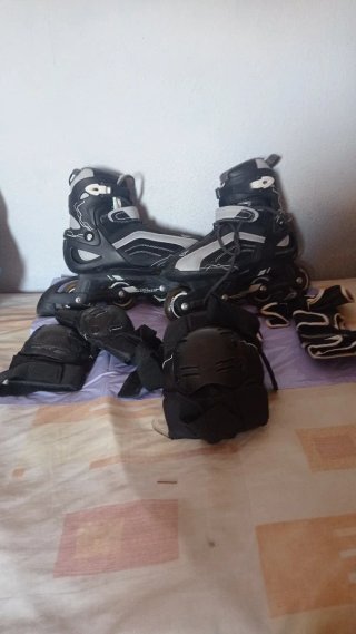 Patines en línea negros y grises