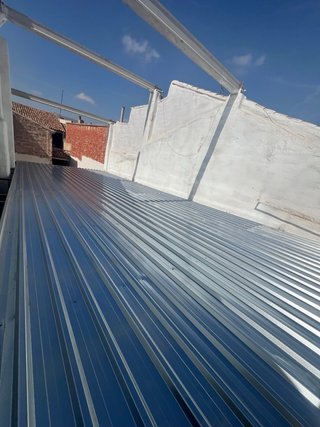 Montaje de estructuras y tejado de chapas