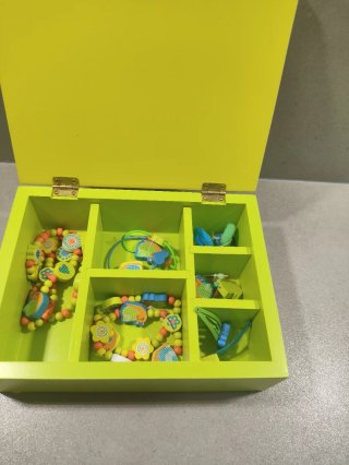 Joyero infantil de madera con abalorios