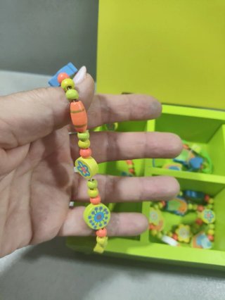 Joyero infantil de madera con abalorios