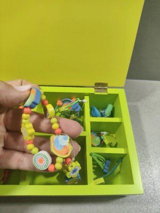 Joyero infantil de madera con abalorios