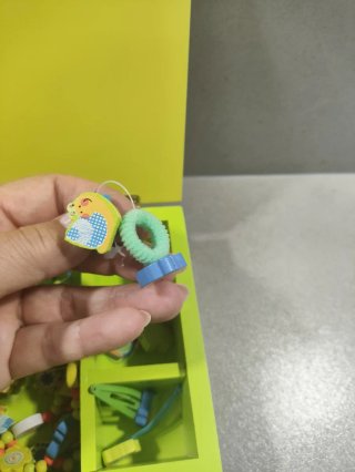Joyero infantil de madera con abalorios