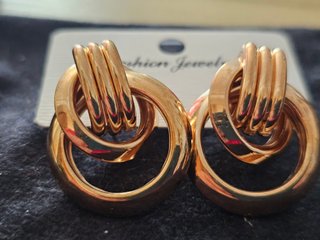 Pendientes dorados de aro entrelazado