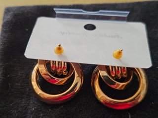 Pendientes dorados de aro entrelazado