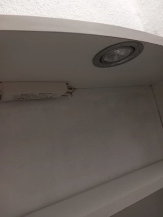 Mueble de baño blanco y beige