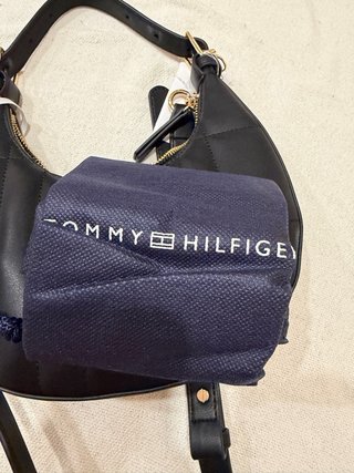 Bolso Tommy Hilfiger de piel negro y dorado