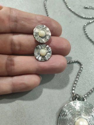 Colgante y pendientes plateados con perla