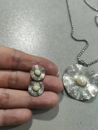 Colgante y pendientes plateados con perla