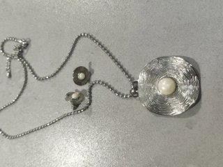 Colgante y pendientes plateados con perla