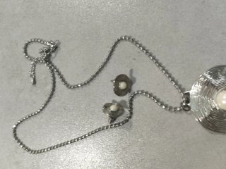 Colgante y pendientes plateados con perla