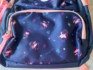 Mochila escolar azul con estampado