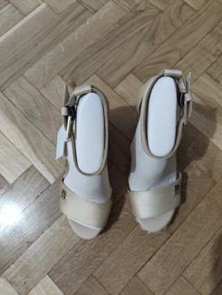 Tommy Hilfiger sandalias de cuña Beige y Doradas