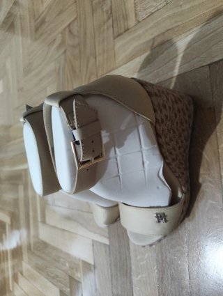 Tommy Hilfiger sandalias de cuña Beige y Doradas