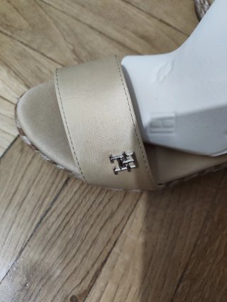 Tommy Hilfiger sandalias de cuña Beige y Doradas