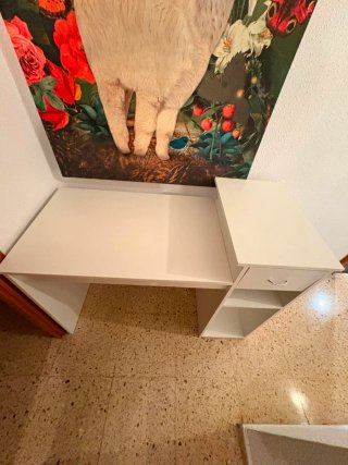 Scrivania bianca con cassetto e mensole