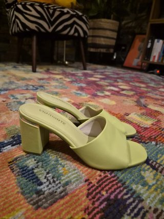 Zapatos de tacón verde lima