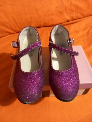 Zapatos niña morados brillantes