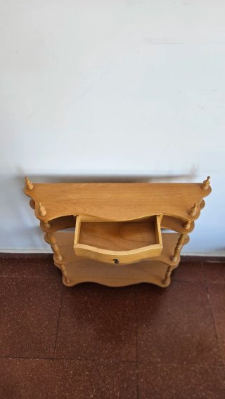 Repisa de madera con cajón y estantes