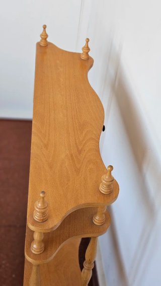 Repisa de madera con cajón y estantes