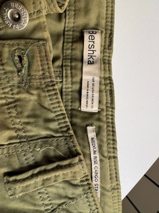 Pantalones cargo Bershka verde militar Talla S