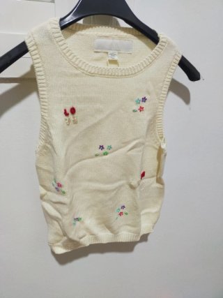 Chaleco de punto crema con bordado