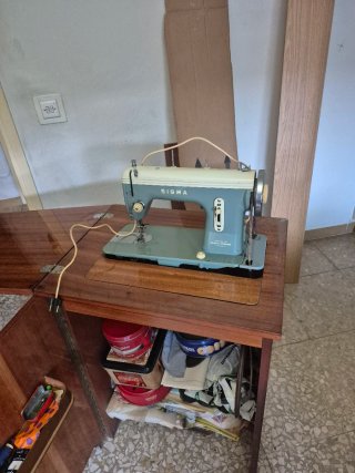 Máquina de coser Sigma antigua