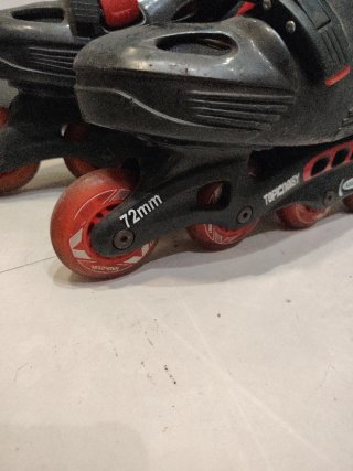 Patines en línea negros y rojos