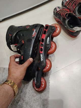 Patines en línea negros y rojos