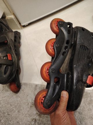 Patines en línea negros y rojos