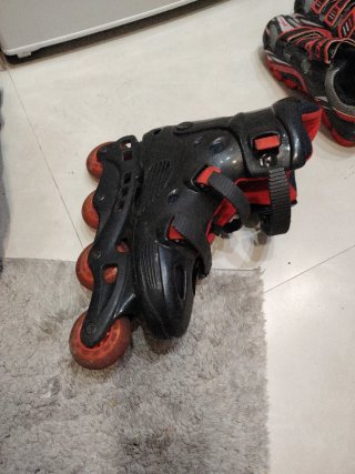 Patines en línea negros y rojos