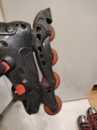 Patines en línea negros y rojos