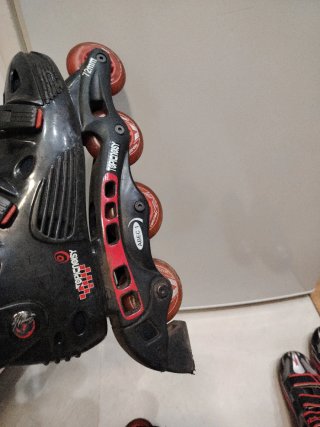 Patines en línea negros y rojos