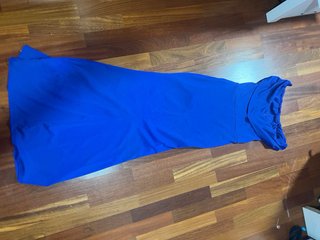 Vestido largo azul con abertura