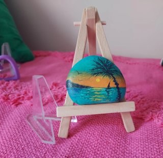 Piedra pintada a mano con soporte