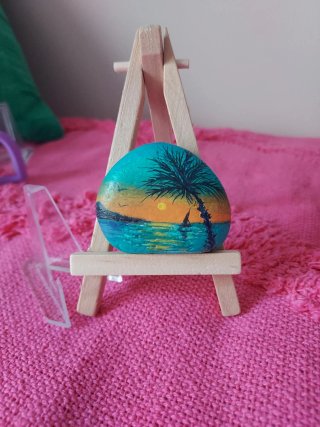 Piedra pintada a mano con soporte