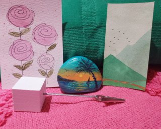 Piedra pintada a mano con soporte