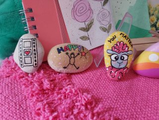 Piedra pintada a mano con soporte