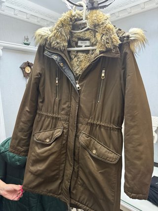 Varias prendas chaquetones y sudadera.