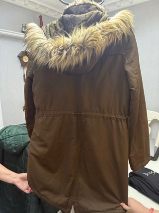 Varias prendas chaquetones y sudadera.