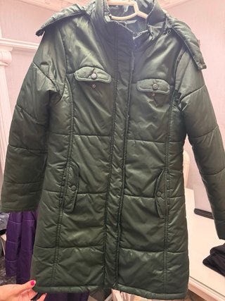 Varias prendas chaquetones y sudadera.