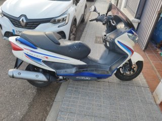 Suzuki Burgman 125 S Maxi Scooter