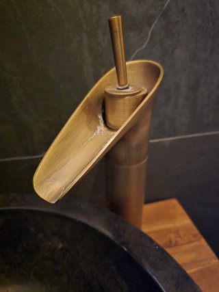 Mueble baño madera con lavabo piedra y grifo