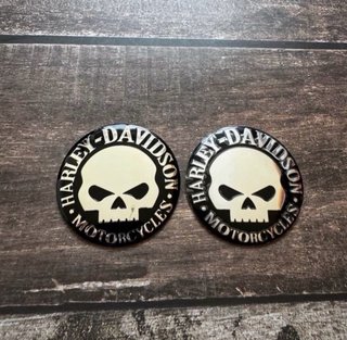 2 EMBLEMAS TAPAS HARLEY DAVIDSON SKULL LOGO MOTO