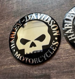 2 EMBLEMAS TAPAS HARLEY DAVIDSON SKULL LOGO MOTO