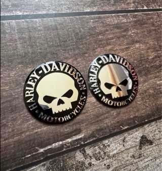 2 EMBLEMAS TAPAS HARLEY DAVIDSON SKULL LOGO MOTO